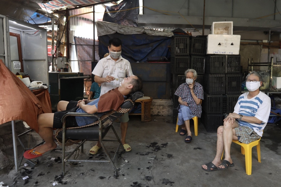 Các cửa hàng cắt tóc được phép hoạt động trở lại. (Ảnh: Minh Quyết/TTXVN)