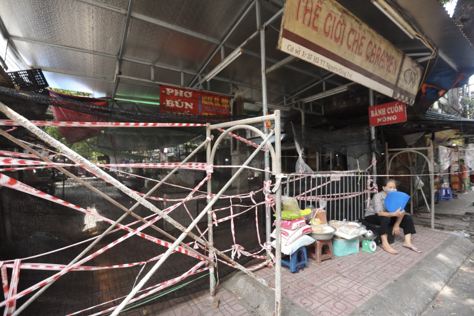 Một số khu vực bên trong chợ Nguyễn Công Trứ, quận Hai Bà Trưng, vẫn chưa được mở lại. (Ảnh: Minh Quyết/TTXVN)