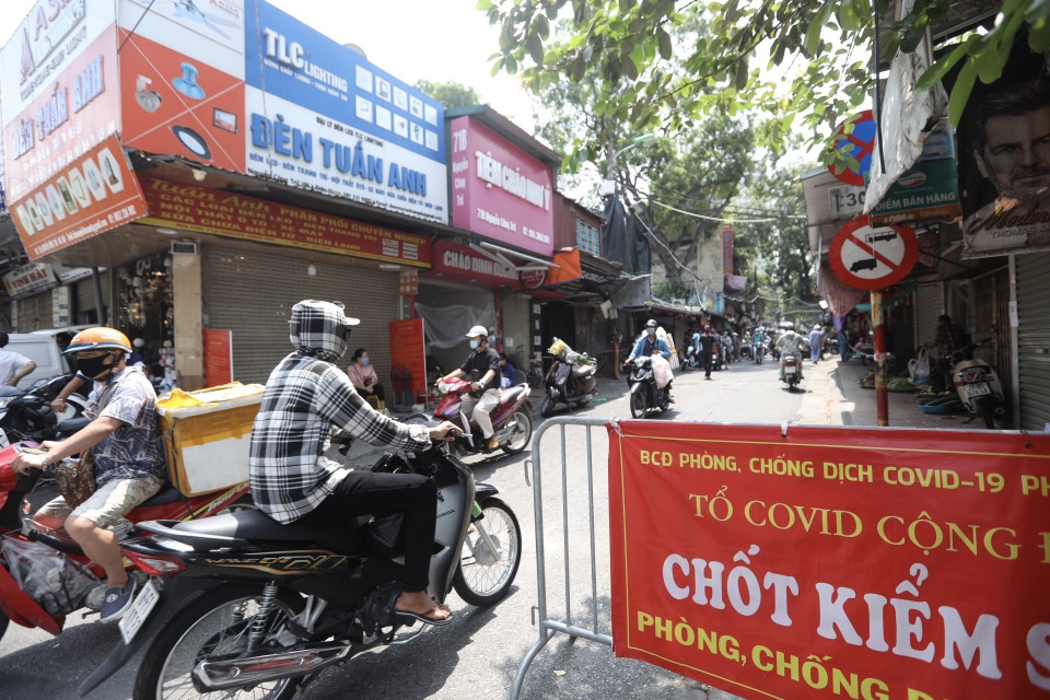 Khu vực chợ Nguyễn Công Trứ, người dân ra, vào chợ không phải dùng phiếu đi chợ. (Ảnh: Minh Quyết/TTXVN)