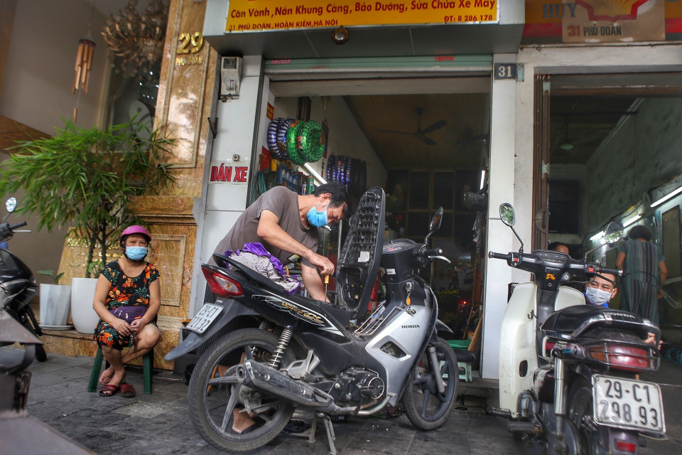 Một cửa hàng sửa xe trên phố Phủ Doãn, quận Hoàn Kiếm, phục vụ khách ngay khi được mở cửa trở lại. (Ảnh: Tuấn Đức/TTXVN)