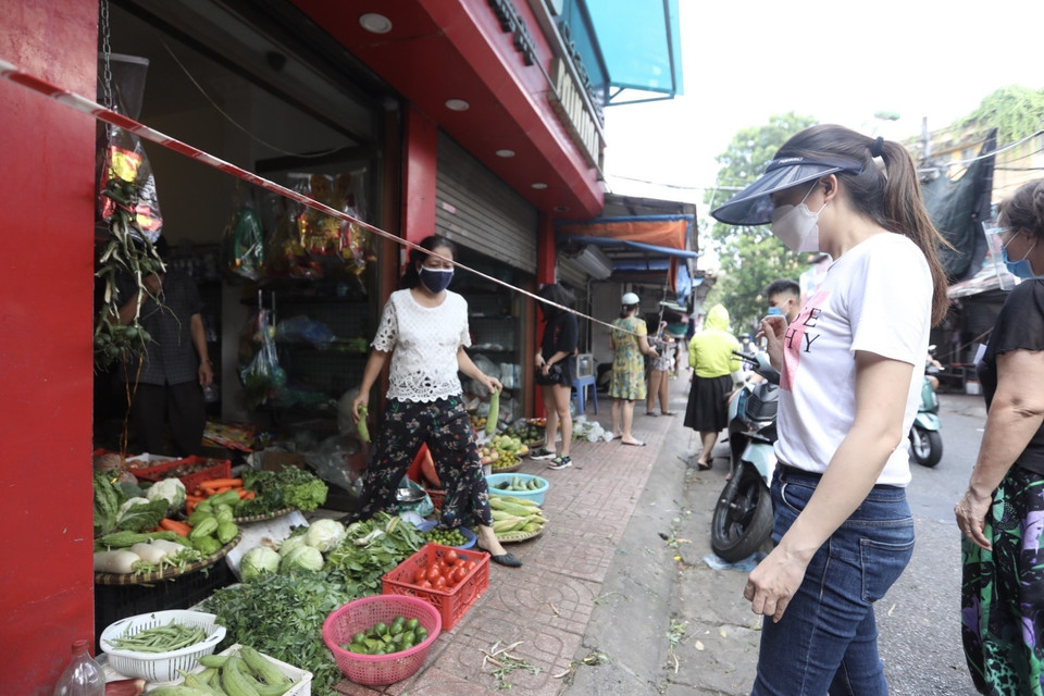 Người dân đi chợ cần tuân thủ nghiêm các quy định về phòng, chống dịch. (Ảnh: Minh Quyết/TTXVN)