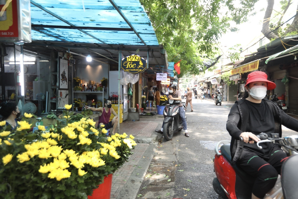 Người dân đi chợ cần tuân thủ nghiêm các quy định về phòng, chống dịch. (Ảnh: Minh Quyết/TTXVN)