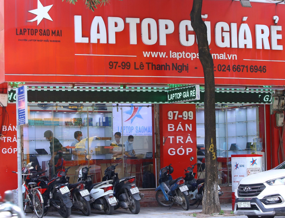 Các cửa hàng được mở trở lại phục vụ khách hàng nhưng phải đảm bảo phòng dịch theo thông điệp 5K. (Ảnh: Hoàng Hiếu/TTXVN)