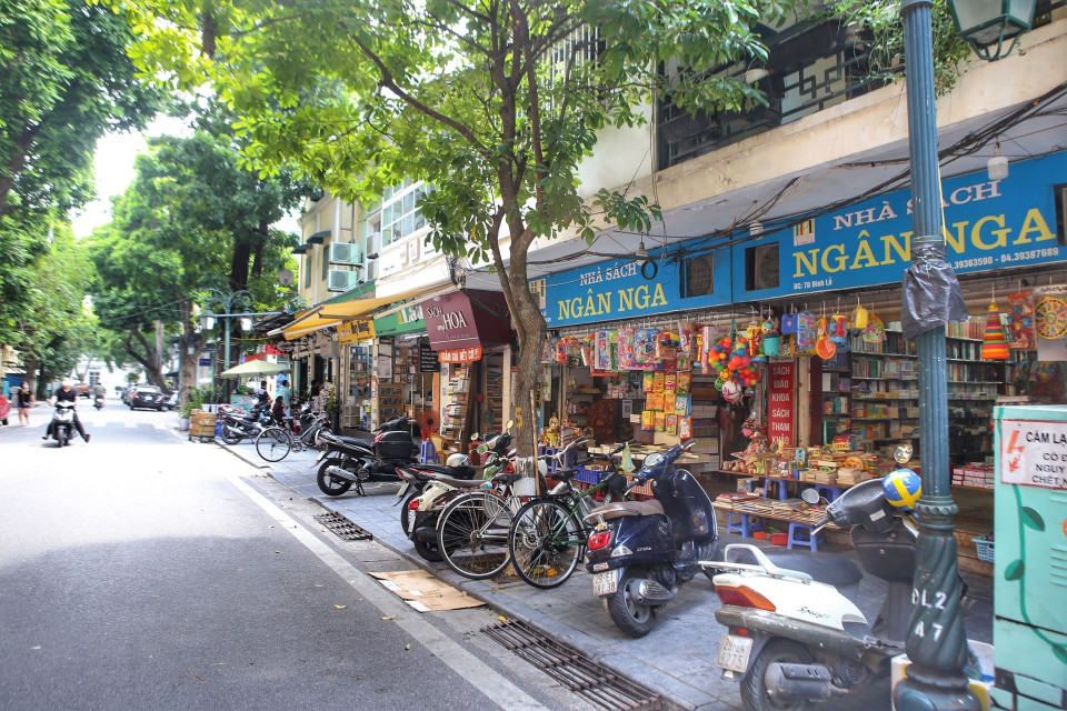 Phố sách Đinh Lễ, quận Hoàn Kiếm, mở cửa trở lại, tuy nhiên lượng khách đến vẫn còn hạn chế. (Ảnh: Tuấn Đức/TTXVN)