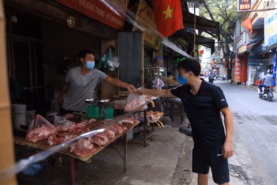Các cửa hàng được mở cửa trở lại phải đảm bảo giữ khoảng cách an toàn phòng, chống dịch COVID-19. (Ảnh: Tuấn Anh/TTXVN)