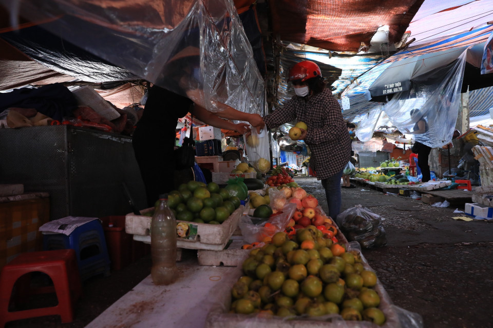 Các cửa hàng bán hoa quả trong chợ Khương Đình, quận Thanh Xuân làm vách ngăn giữ khoảng cách an toàn phòng, chống dịch COVID-19. (Ảnh: Tuấn Anh/TTXVN)