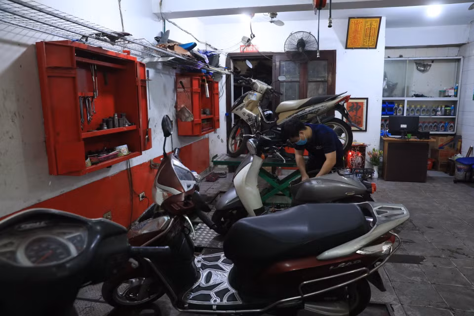 Cửa hàng sửa chữa xe máy trên địa bàn quận Thanh Xuân đã mở cửa trở lại. (Ảnh: Tuấn Anh/TTXVN)