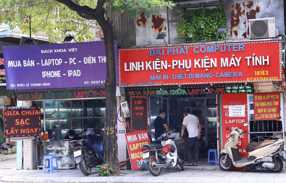 Các cửa hàng được mở trở lại phục vụ khách hàng nhưng phải đảm bảo phòng dịch theo thông điệp 5K. (Ảnh: Hoàng Hiếu/TTXVN)