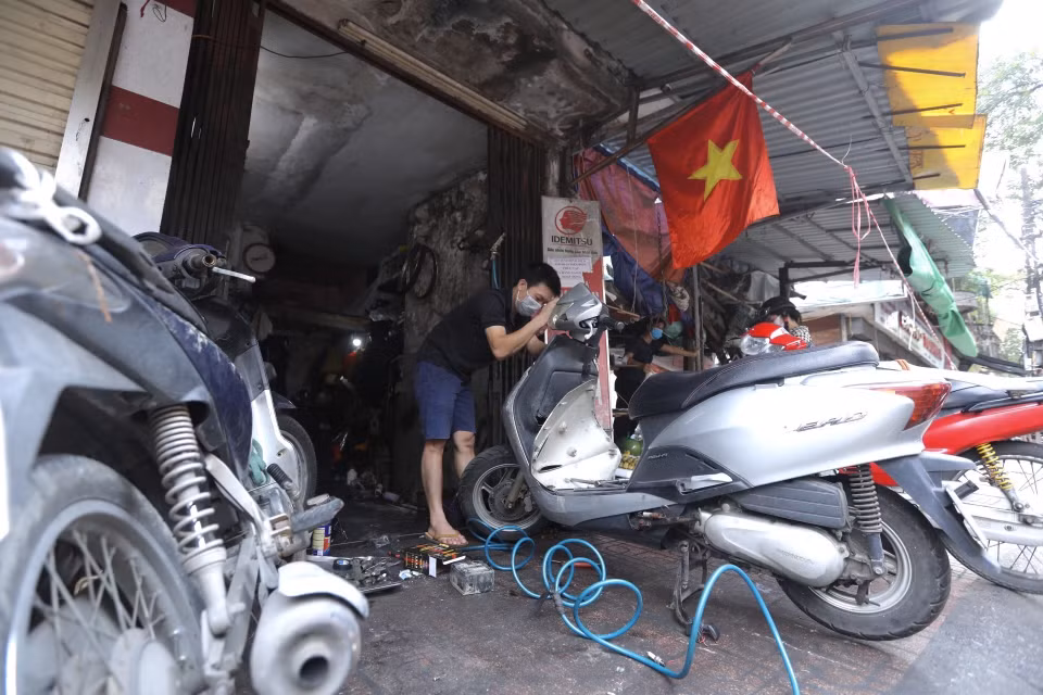 Các cửa hàng sửa chữa xe máy được phép hoạt động trở lại. (Ảnh: Minh Quyết/TTXVN)