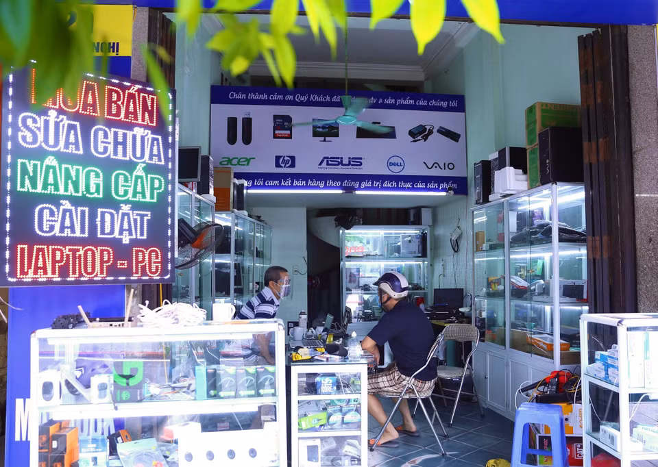 Một cửa hàng sửa chữa máy tính trên phố Lê Thanh Nghị, quận Hai Bà Trưng, đã mở lại đón khách. (Ảnh: Hoàng Hiếu/TTXVN)