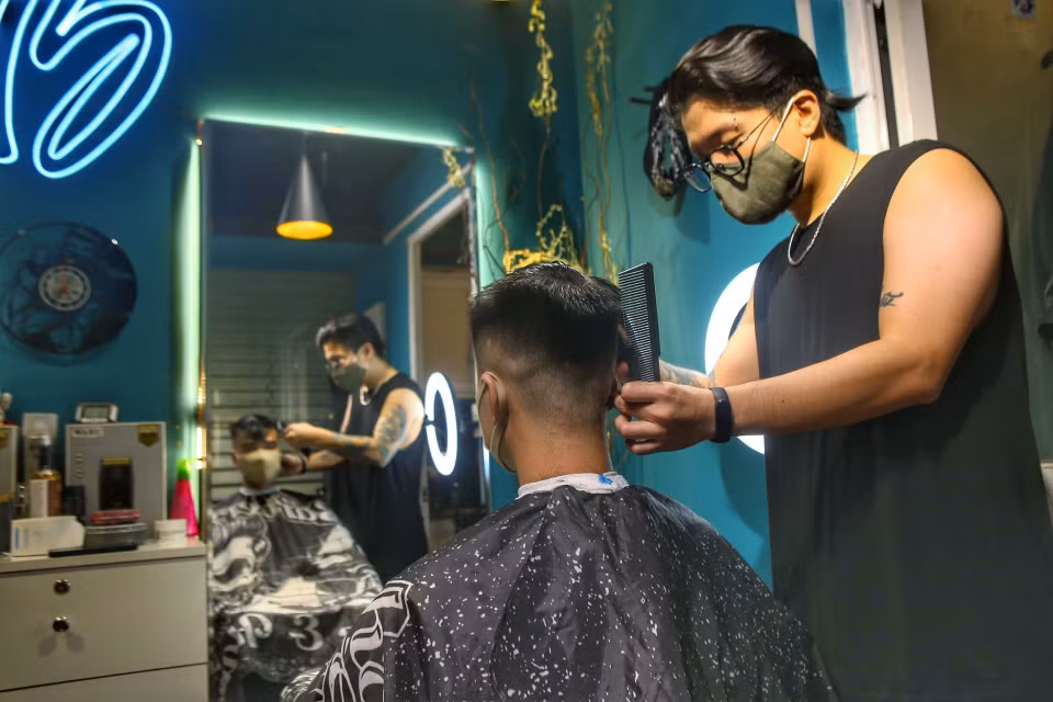 Cửa hàng cắt tóc trên phố Núi Trúc, quận Ba Đình đảm bảo nghiêm túc quy tắc 5K. (Ảnh: Tuấn Đức/TTXVN)