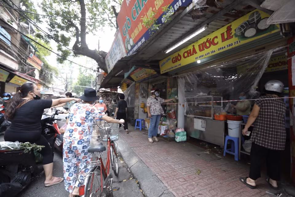 Người dân đi chợ cần tuân thủ nghiêm các quy định về phòng, chống dịch. (Ảnh: Minh Quyết/TTXVN)