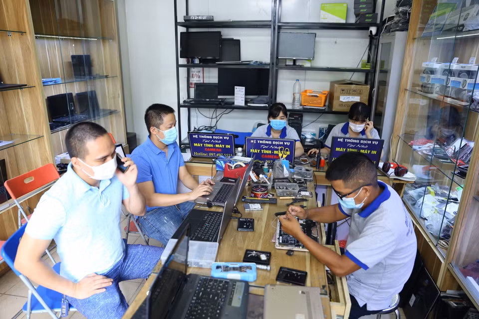 Các cửa hàng được mở trở lại phục vụ khách hàng, đóng cửa trước 21h và phải đảm bảo yêu cầu phòng dịch. (Ảnh: Hoàng Hiếu/TTXVN)
