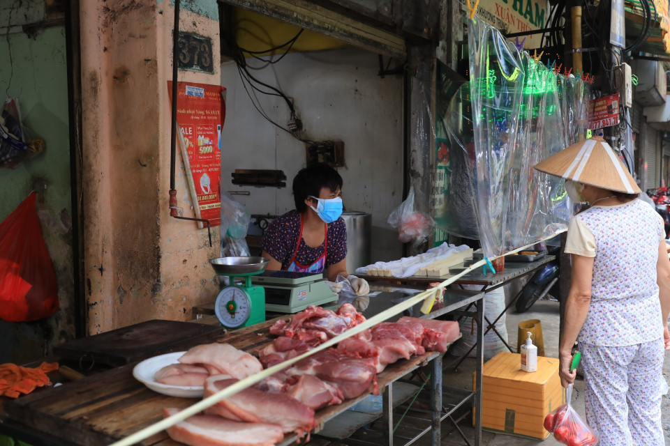 Các cửa hàng bán thực phẩm chợ Khương Đình, quận Thanh Xuân, làm vách ngăn giữ khoảng cách an toàn phòng, chống dịch COVID-19. (Ảnh: Tuấn Anh/TTXVN)