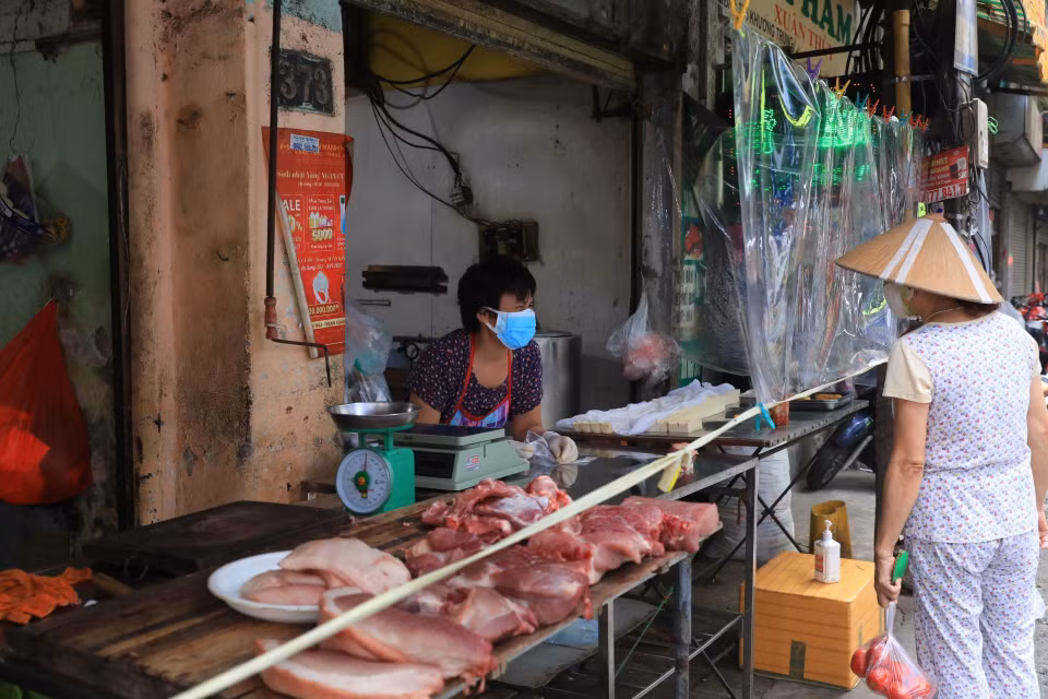 Các cửa hàng bán thực phẩm chợ Khương Đình, quận Thanh Xuân, làm vách ngăn giữ khoảng cách an toàn phòng, chống dịch COVID-19. (Ảnh: Tuấn Anh/TTXVN)