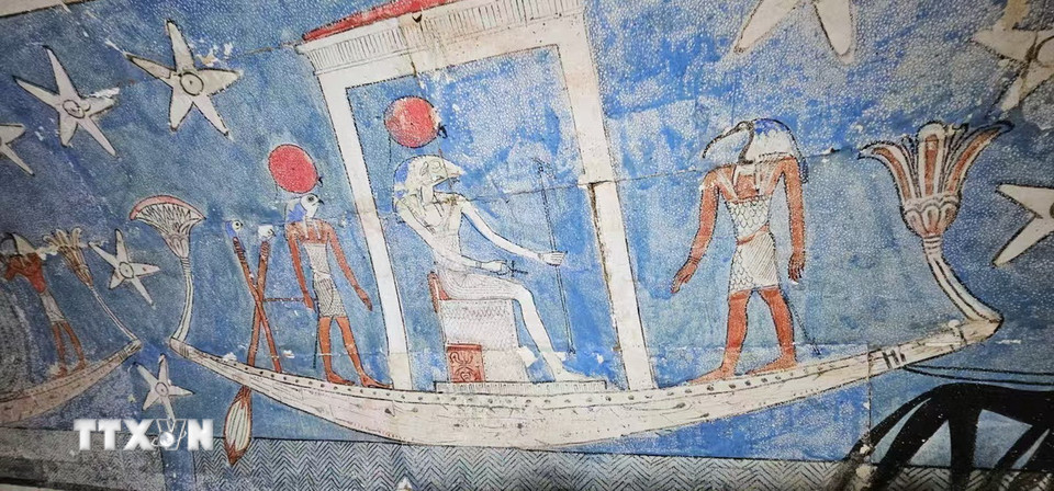 Bức bích họa bên trong ngôi mộ thời Ptolemaic tại di chỉ El-Bahnasa ở tỉnh Minya, Ai Cập. (Ảnh: THX/TTXVN)