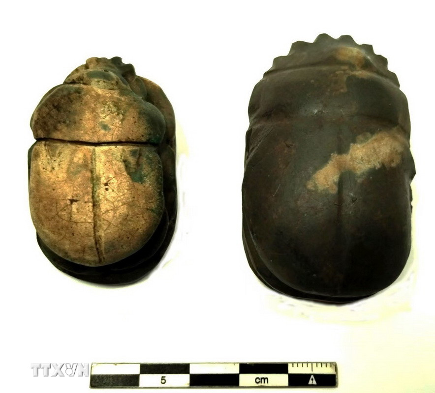 Cổ vật được tìm thấy bên trong những ngôi mộ thời Ptolemaic tại di chỉ El-Bahnasa ở tỉnh Minya, Ai Cập. (Ảnh: THX/TTXVN)