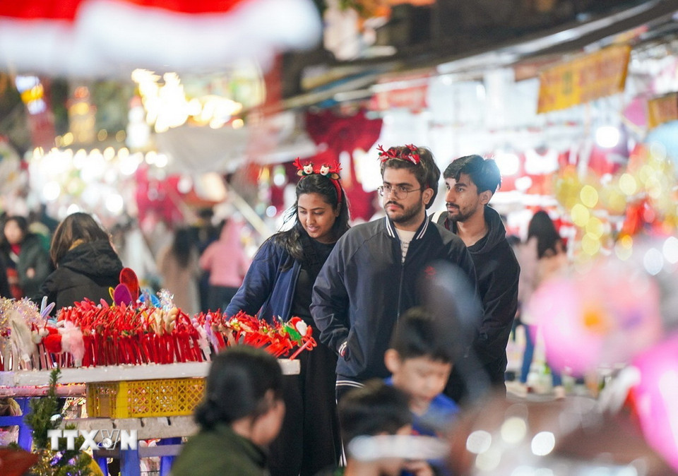 Phố Hàng Mã ngập tràn sắc màu sắc mùa Giáng sinh, thu hút rất đông khách du lịch tìm đến tham quan và mua sắm. (Ảnh: Khánh Hoà/TTXVN)
