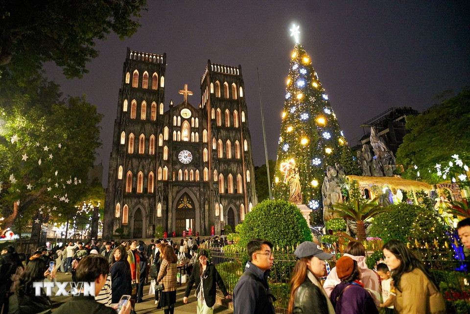Rất nhiều người dân đã tới phố Nhà thờ để hoà cùng không khí đón Giáng sinh. (Ảnh: Khánh Hoà/TTXVN)
