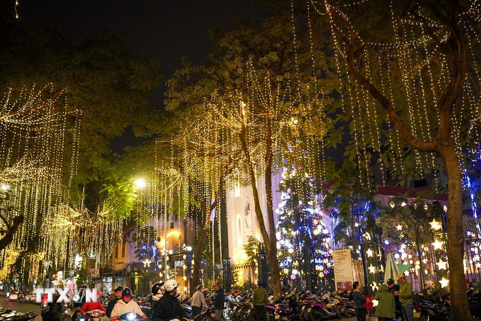 Phố Hàm Long được trang hoàng rực rỡ báo hiệu lễ Giáng sinh đang đến gần. (Ảnh: Khánh Hoà/TTXVN)