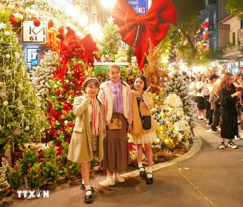 Phố Hàng Mã được trang hoàng rực rỡ, thu hút đông người dân đến tham quan, check in, mua sắm. (Ảnh: Khánh Hoà/TTXVN)