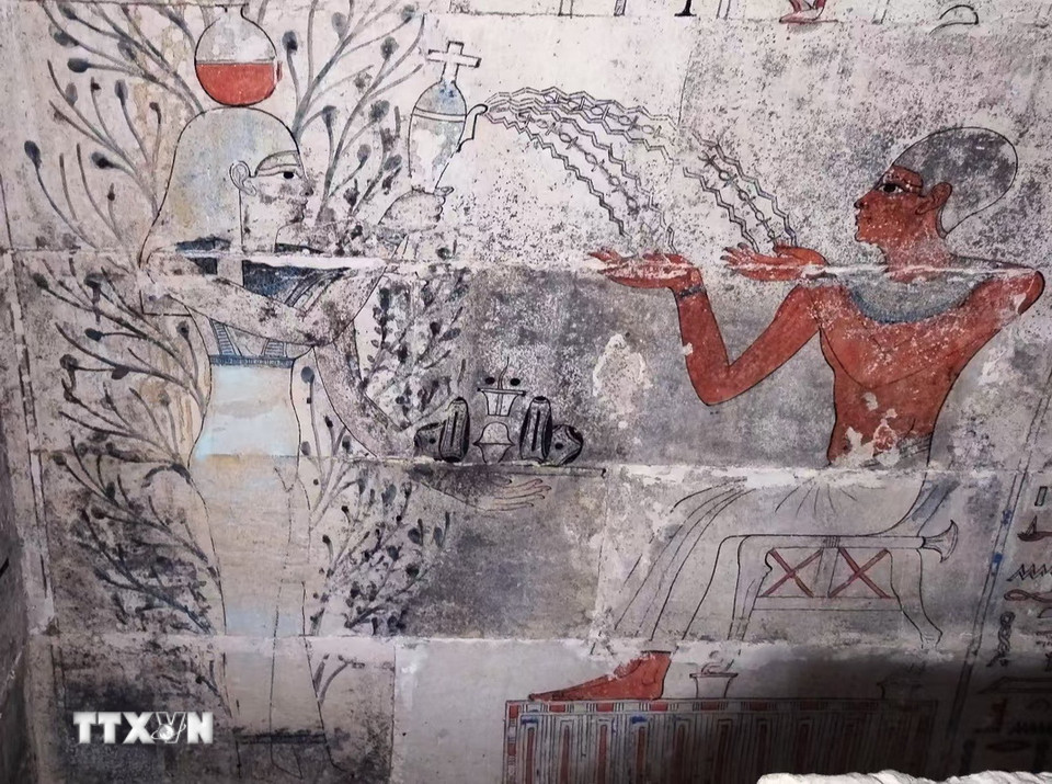 Bức bích họa bên trong ngôi mộ thời Ptolemaic tại di chỉ El-Bahnasa ở tỉnh Minya, Ai Cập. (Ảnh: THX/TTXVN)
