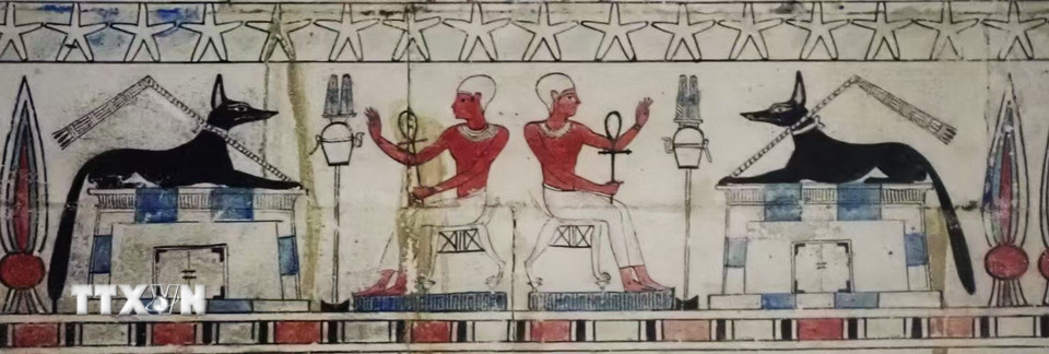 Bức bích họa bên trong ngôi mộ thời Ptolemaic tại di chỉ El-Bahnasa ở tỉnh Minya, Ai Cập. (Ảnh: THX/TTXVN)