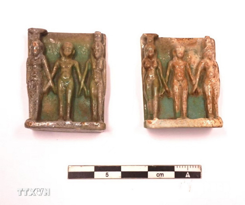 Cổ vật được tìm thấy bên trong những ngôi mộ thời Ptolemaic tại di chỉ El-Bahnasa ở tỉnh Minya, Ai Cập. (Ảnh: THX/TTXVN)