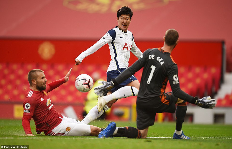 Ba phút sau, Son Heung-min tiếp tục thể hiện cái duyên ghi bàn của mình ở mùa này. (Nguồn: Reuters)