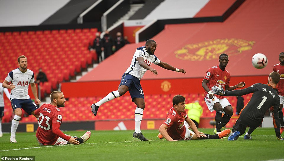 Bởi chỉ 2 phút sau khi bị thủng lưới, Tanguy Ndombele ghi bàn gỡ hòa 1-1 cho Tottenham sau sai lầm đáng trách của Harry Maguire. (Nguồn: Reuters)
