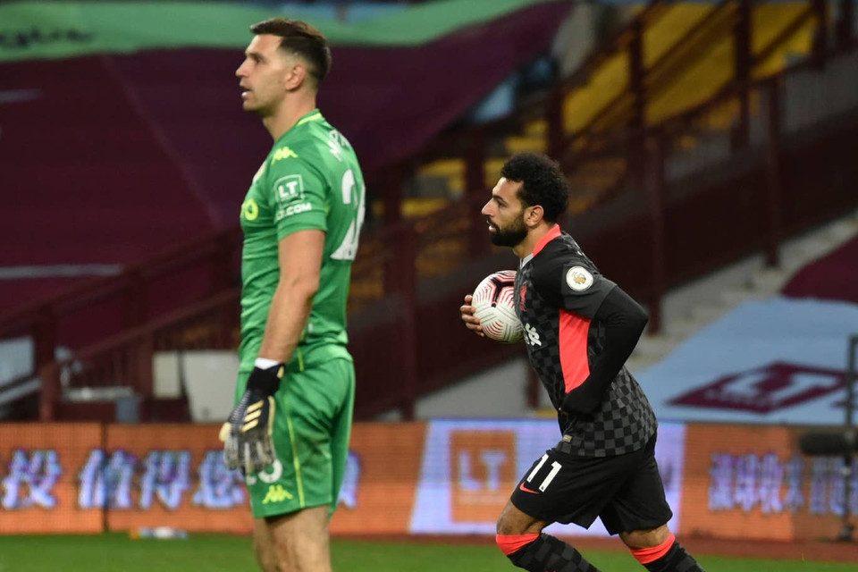 Phút 60, Salah tiếp tục lập công để rút ngắn tỷ số 2-5. (Nguồn: AP)