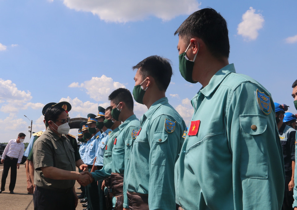 Thủ tướng Phạm Minh Chính kiểm tra công tác sẵn sàng chiến đấu và động viên các lực lượng tại sân bay Biên Hòa. (Ảnh: Công Phong/TTXVN)