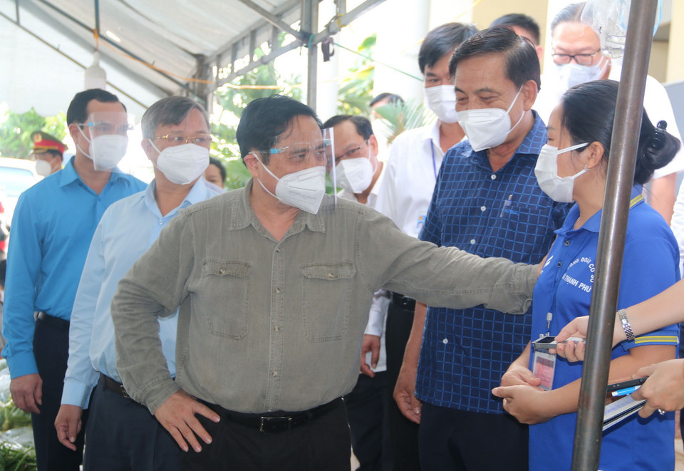 Thủ tướng Phạm Minh Chính động viên lực lượng tình nguyện viên chống dịch tại xã Thạnh Phú, huyện Vĩnh Cửu, tỉnh Đồng Nai. (Ảnh: Công Phong/TTXVN)