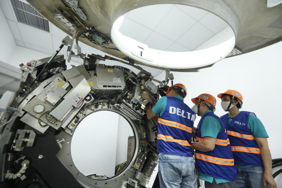 Nhân viên Công ty CP thiết bị y tế Việt Nhật, đơn vị phối hợp với Bệnh viện Đại học Y Hà Nội hoàn thiện việc lắp đặt máy chụp cắt lớp vi tính tại bệnh viện dã chiến. (Ảnh: Minh Quyết/TTXVN)