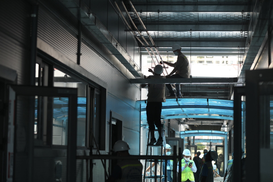 Công nhân gấp rút hoàn thiện các hạng mục cuối cùng trước khi bàn giao. (Ảnh: Minh Quyết/TTXVN)