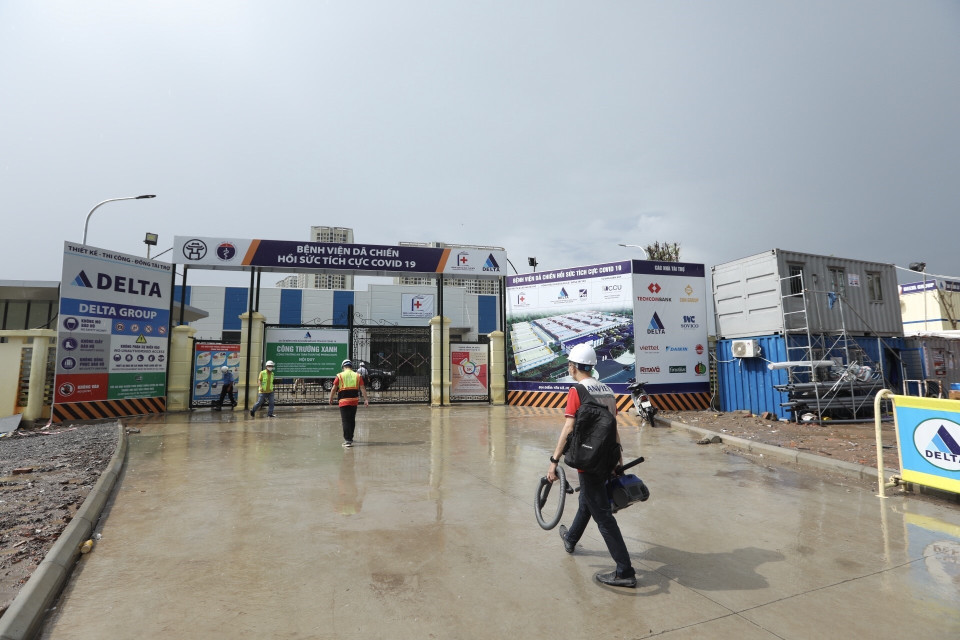 Bệnh viện dã chiến hồi sức điều trị cho bệnh nhân COVID-19 quy mô lớn đặt tại ngõ 587 Tam Trinh (quận Hoàng Mai, Hà Nội). (Ảnh: Minh Quyết/TTXVN)