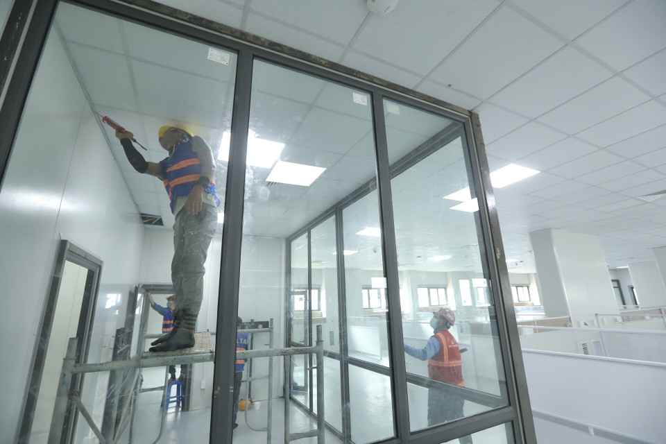 Thi công những hạng mục cuối cùng tại khu điều trị bệnh nhân COVID-19. (Ảnh: Minh Quyết/TTXVN)