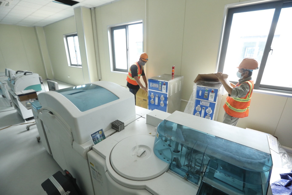Khu vực xét nghiệm đang được gấp rút hoàn thiện. (Ảnh: Minh Quyết/TTXVN)
