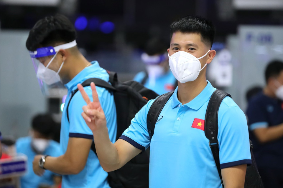 Hậu vệ Đình Trọng trước giờ lên máy bay. (Ảnh: Thành Đạt/TTXVN)