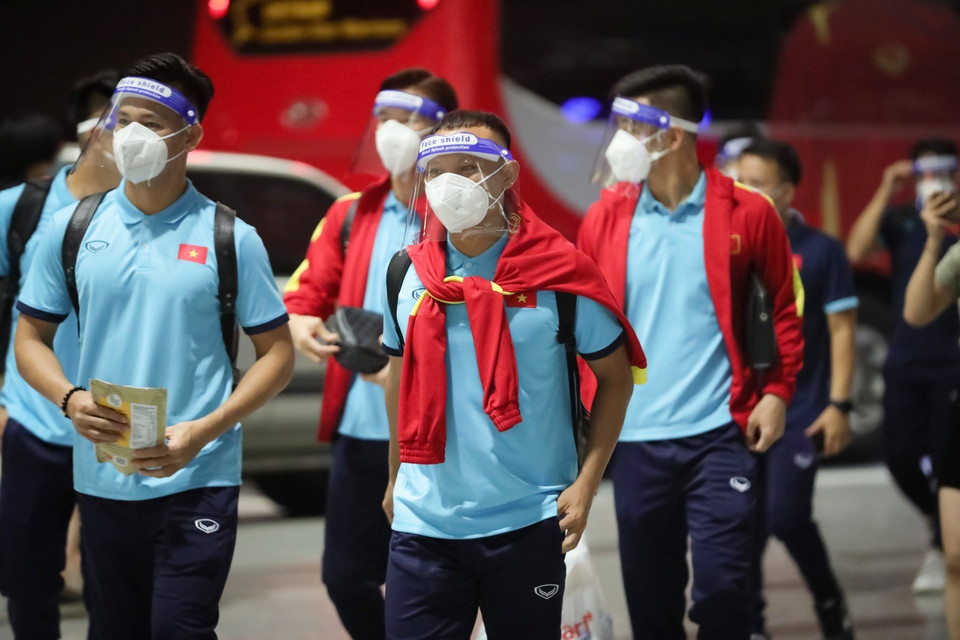 Lúc 23 giờ 30, các cầu thủ di chuyển vào phòng chờ sân bay quốc tế Nội Bài. (Ảnh: Thành Đạt/TTXVN)