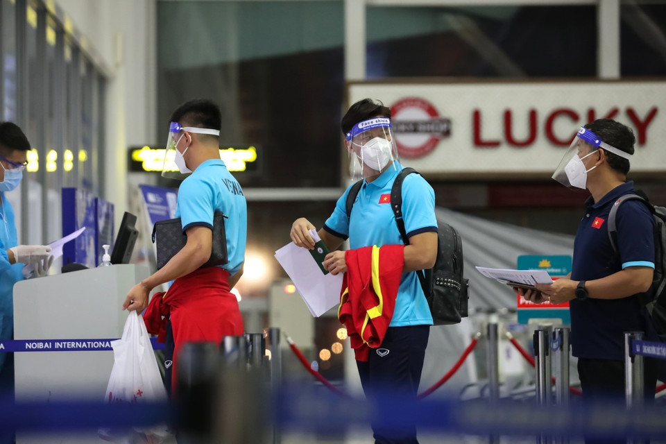 Các cầu thủ làm thủ tục lên máy bay. (Ảnh: Thành Đạt/TTXVN)