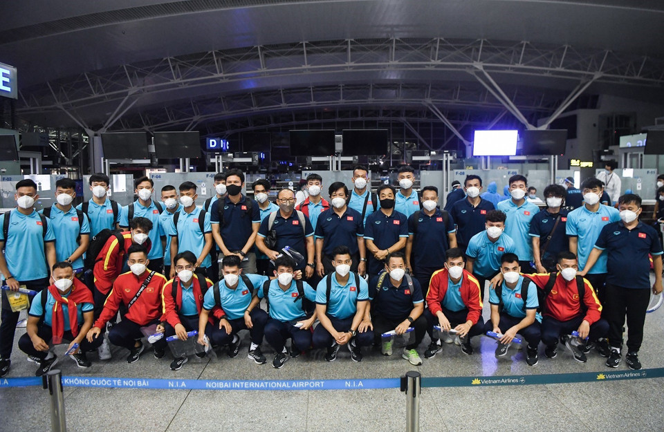 Đội tuyển bóng đá Việt Nam chụp ảnh lưu niệm tại sân bay quốc tế Nội Bài (Hà Nội) trước khi lên đường sang Saudi Arabia. (Ảnh: Thành Đạt/TTXVN)