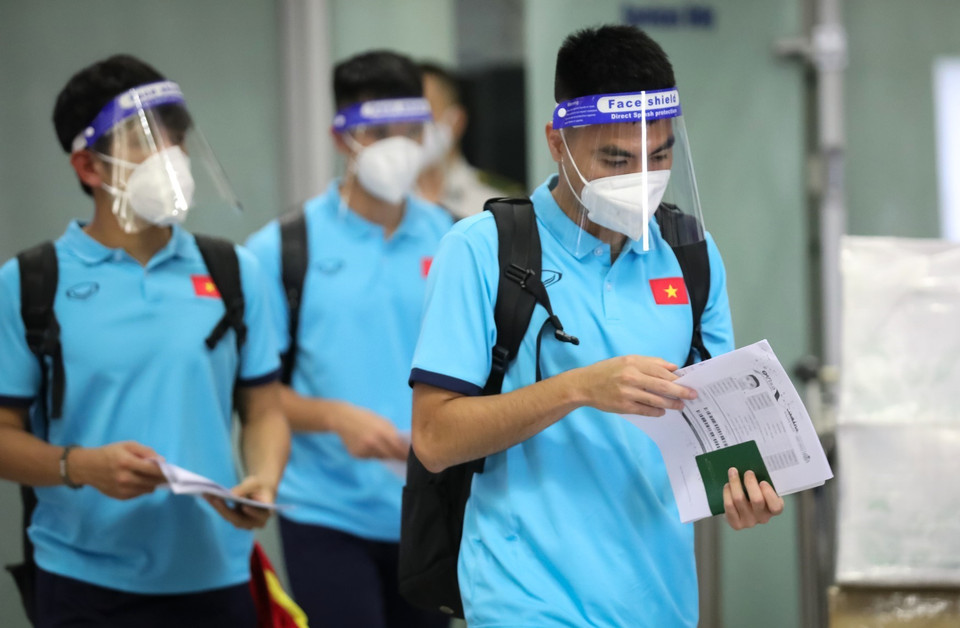 Các cầu thủ Việt Nam hoàn tất thủ tục chuẩn bị lên máy bay tại sân bay quốc tế Nội Bài. (Ảnh: Thành Đạt/TTXVN)