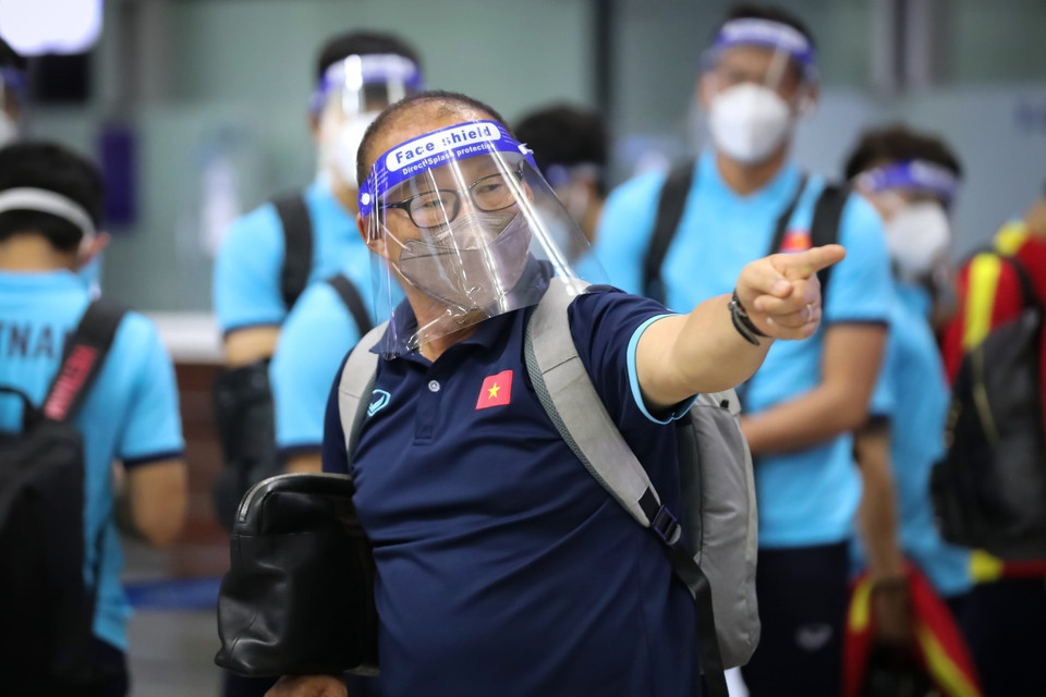 HLV trưởng Park Hang-seo đốc thúc các học trò nhanh chóng hoàn tất thủ tục để sớm lên máy bay. (Ảnh: Thành Đạt/TTXVN)