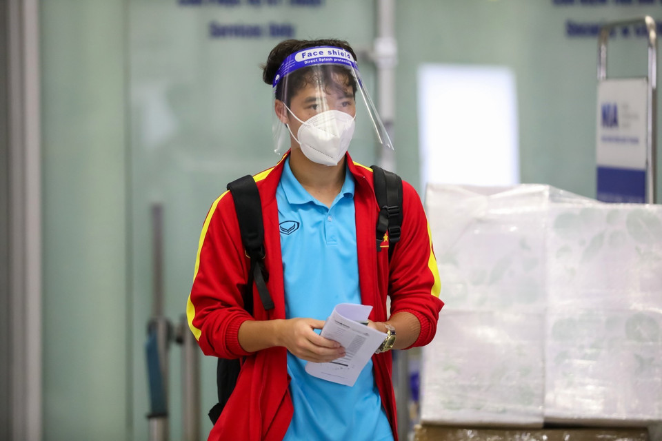 Tiền đạo Văn Toàn hoàn tất thủ tục lên máy bay. (Ảnh: Thành Đạt/TTXVN)