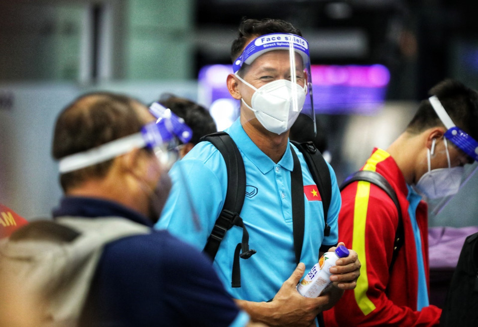 Nụ cười thoải mái của thủ môn Tấn Trường tại sân bay quốc tế Nội Bài. (Ảnh: Thành Đạt/TTXVN)