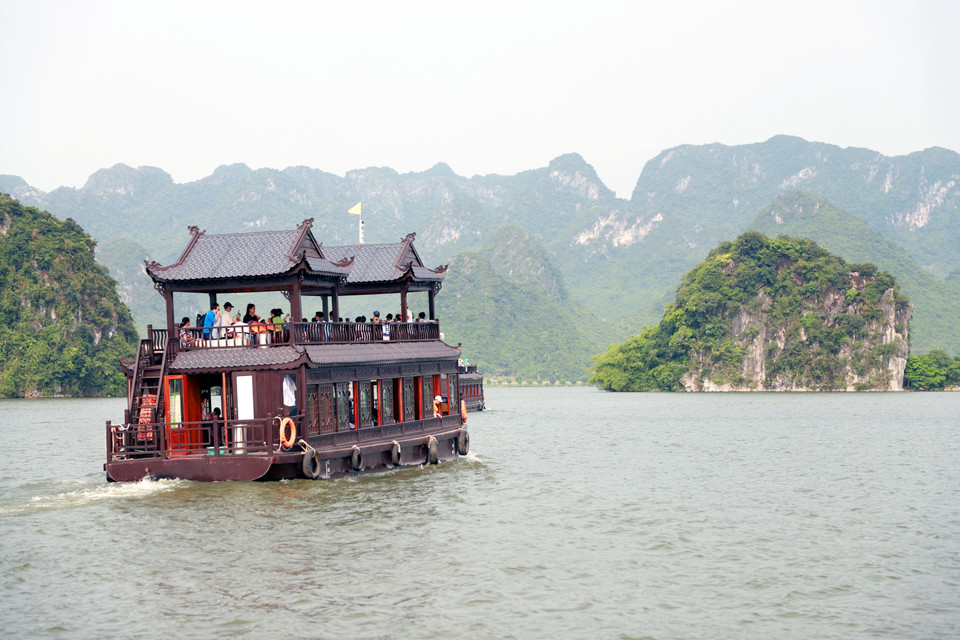 Du thuyền đưa khách tham quan hồ Tam Chúc rộng hơn 600ha với nhiều cảnh đẹp tự nhiên. (Ảnh: Đại Nghĩa/TTXVN)