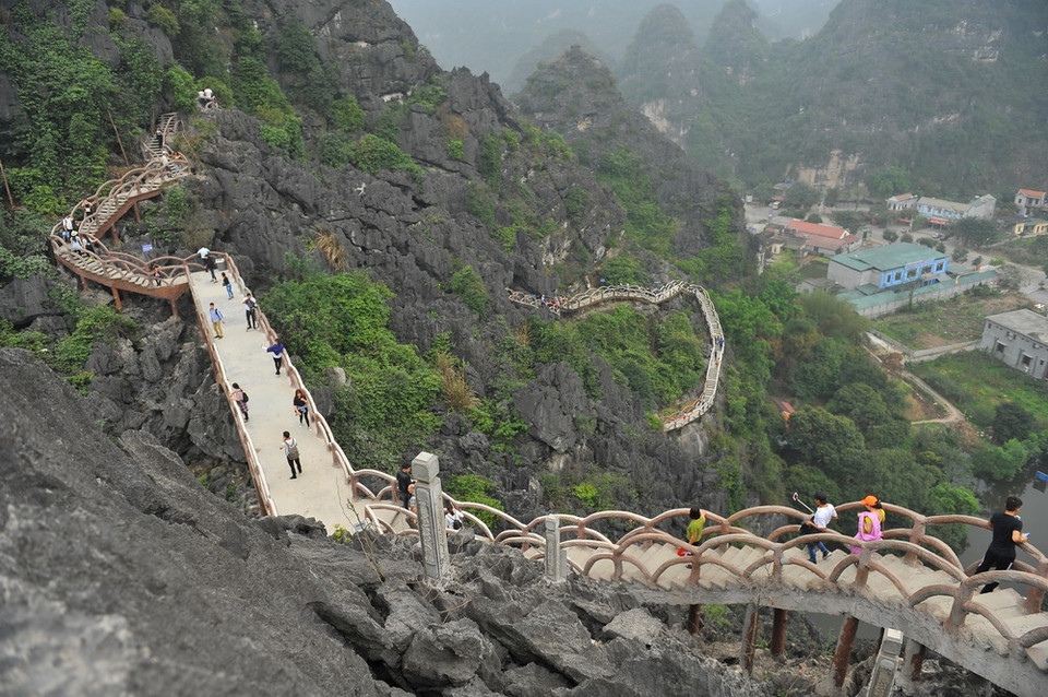 Những khối bê tông lớn tạo thành các bậc thang nằm xen kẽ với hệ thống núi đá vôi hàng triệu năm trên núi Cái Hạ do Công ty Cổ phần Du lịch Tràng An đầu tư xây dựng. (Ảnh: Minh Đức/TTXVN)