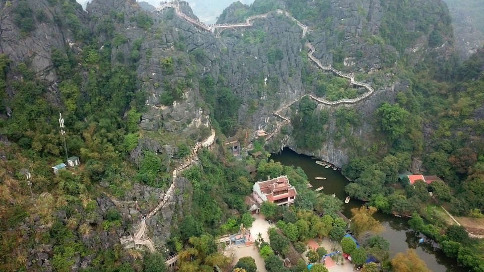 Hệ thống bậc thang được xây dựng trên hệ thống núi đá vôi đường lên đỉnh núi Cái Hạ do Công ty Cổ phần Du lịch Tràng An đầu tư xây dựng. (Ảnh: Minh Đức/TTXVN)