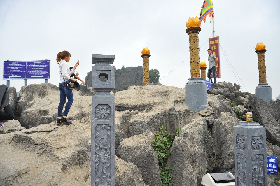 Đỉnh núi Cái Hạ-nơi vua Đinh lên ngôi hoàng đế đã lập đàn Kính Thiên. Tuy nhiên trong những ngày vừa qua đã có hàng trăm lượt người lên đây chụp ảnh. (Ảnh: Minh Đức/TTXVN)